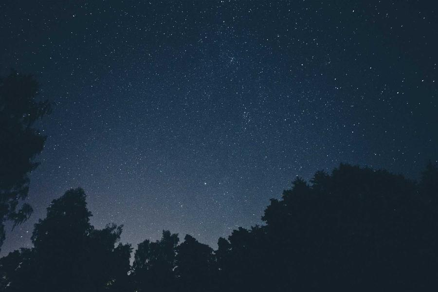 夜景照片，象徵沉思與靈感